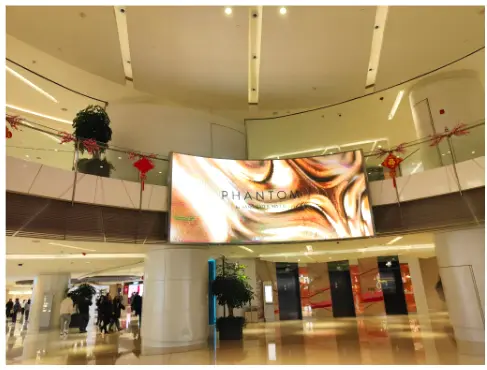 Écran DOOH Devialet dans un centre commercial