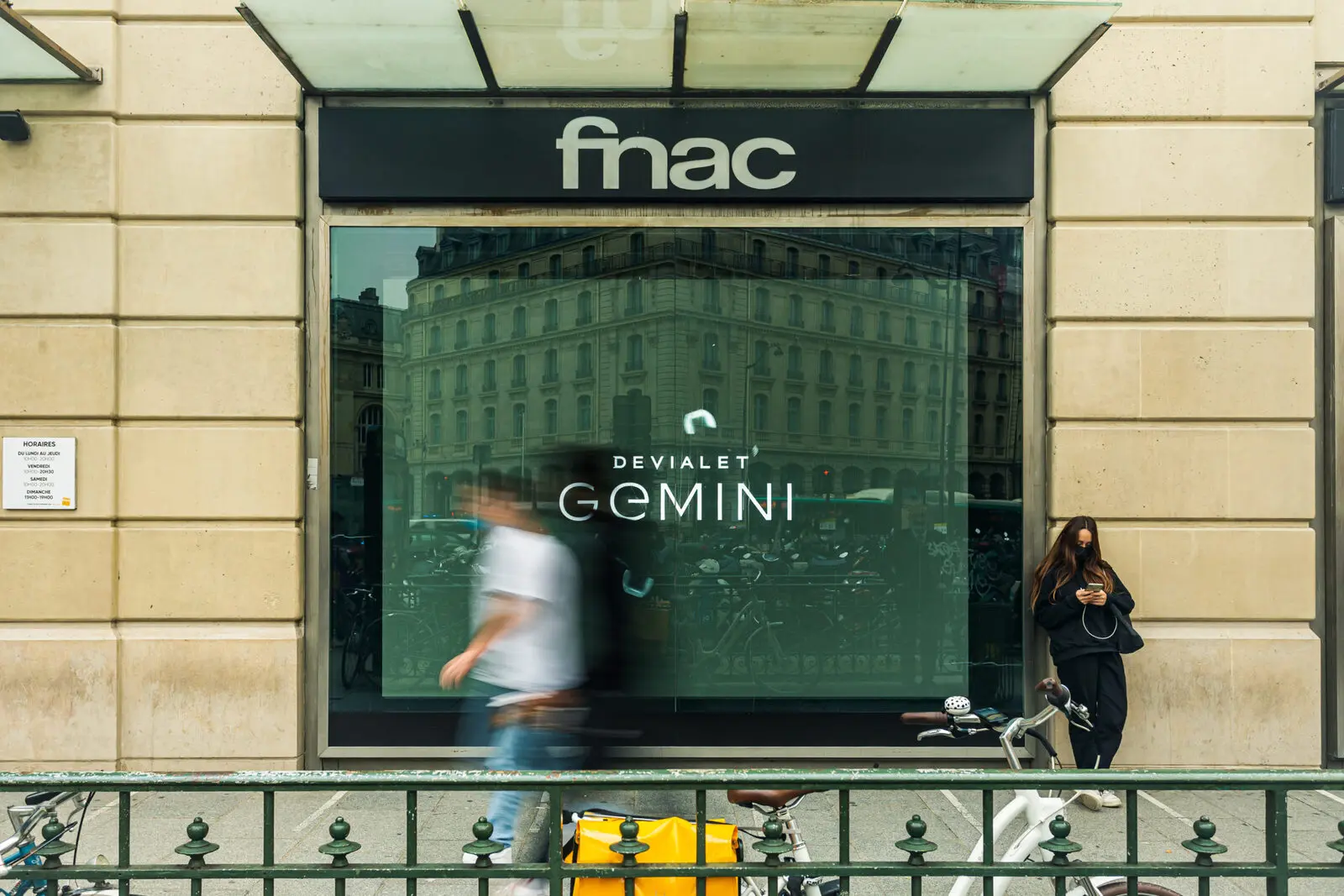 Écran XXL Devialet à la Fnac Paris Saint-Lazare